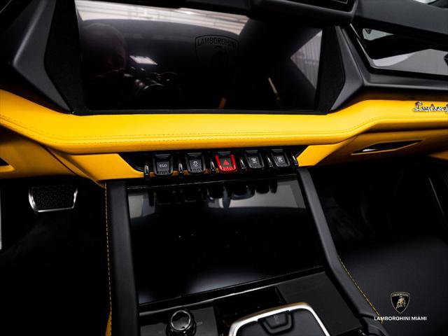 Used 2025 Lamborghini Urus SE AWD/4WD image 26