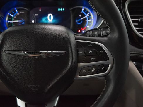 Used 2024 Chrysler Pacifica Limited FWD image 28