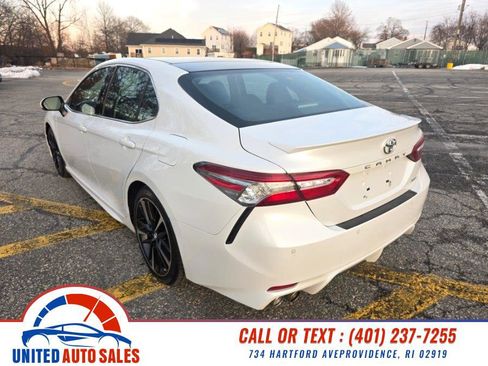 Used 2018 Toyota Camry XSE image 3