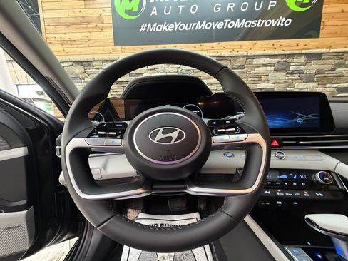 Used 2025 Hyundai Elantra Limited FWD image 17