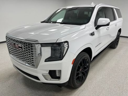 Used 2022 GMC Yukon XL Denali AWD/4WD image 4