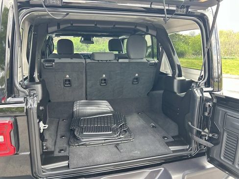 Used 2025 Jeep Wrangler Sahara image 15