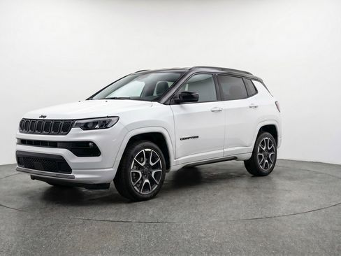 Used 2025 Jeep Compass Trailhawk AWD/4WD image 3