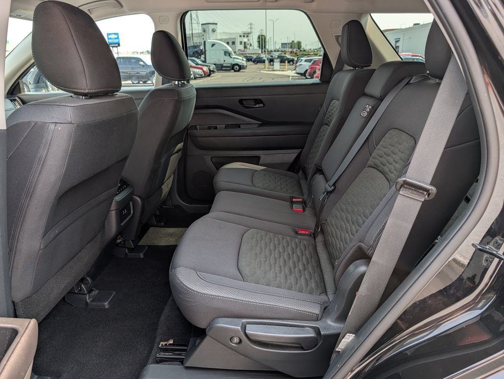 Used 2025 Nissan Pathfinder SV AWD/4WD image 16
