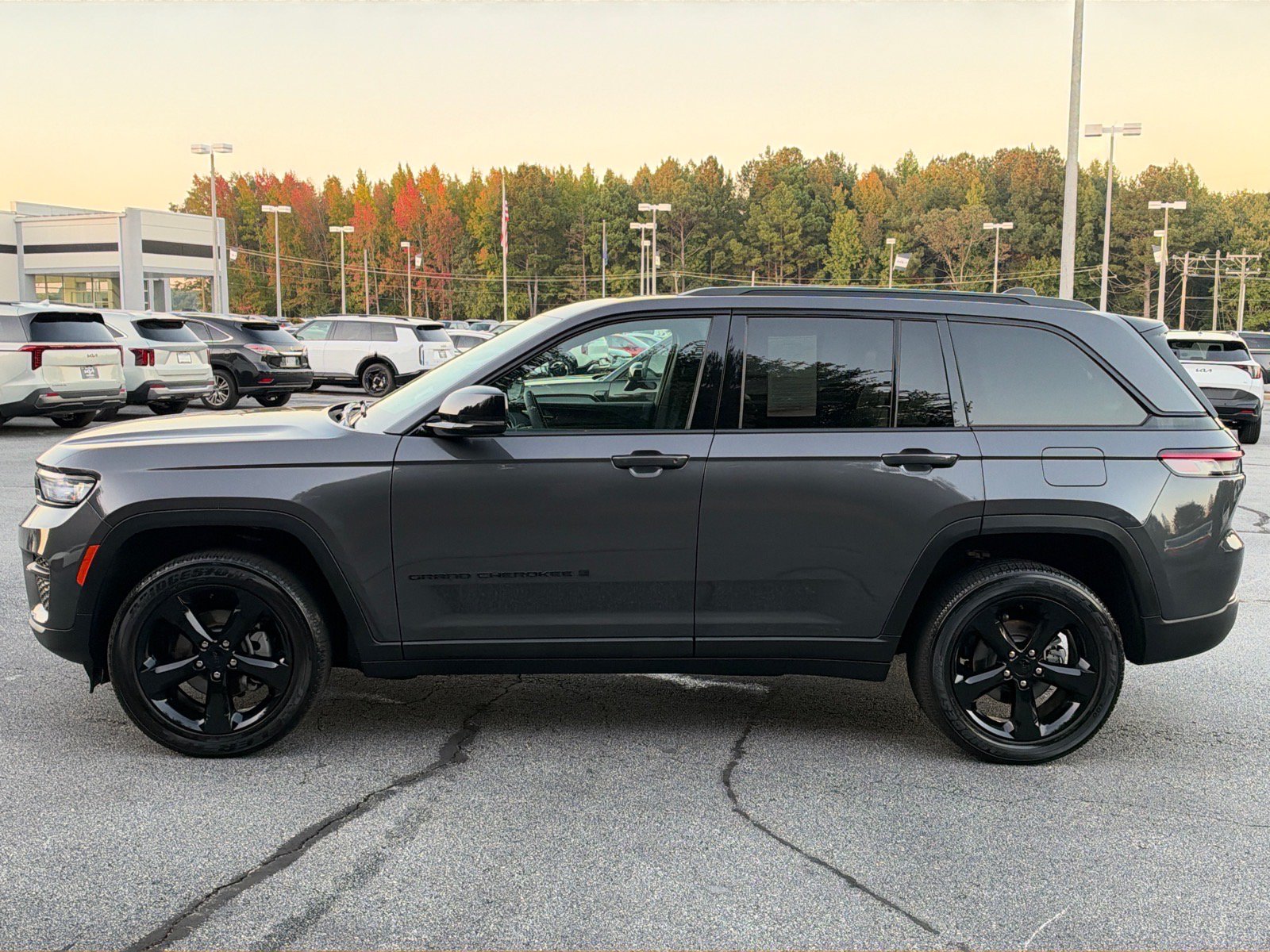 Used 2025 Jeep Grand Cherokee Altitude RWD image 6