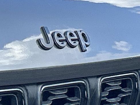 Used 2023 Jeep Grand Cherokee Altitude AWD/4WD image 11