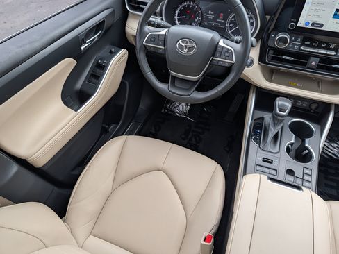 Used 2023 Toyota Highlander XLE AWD/4WD image 9