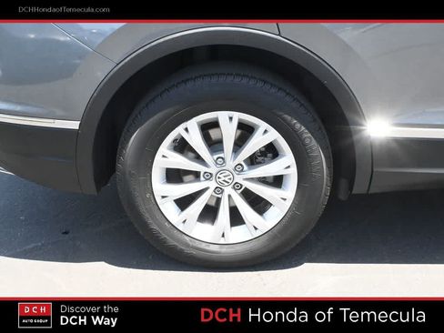 Used 2018 Volkswagen Tiguan SE w/ Panoramic Sunroof Package FWD image 23