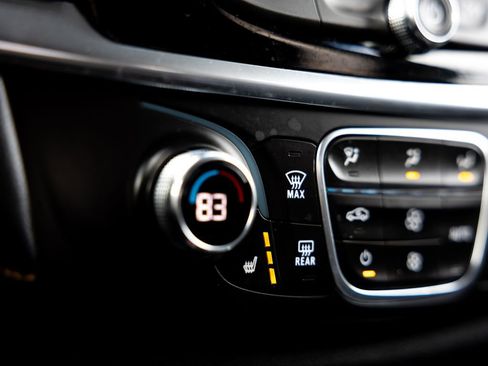 Used 2021 Chevrolet Traverse LT image 20