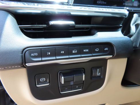 Used 2021 Cadillac Escalade Premium Luxury w/ Driver Assist Tech Package AWD/4WD image 32