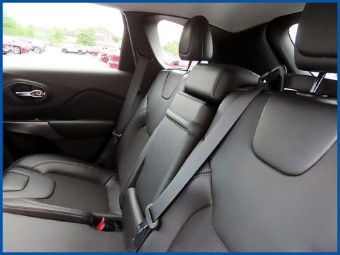 Used 2019 Jeep Cherokee Latitude Plus w/ Comfort/Convenience Group AWD/4WD image 10