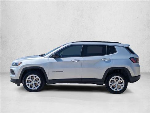 Used 2024 Jeep Compass Latitude AWD/4WD image 9