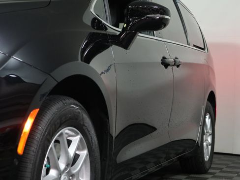 New 2026 Chrysler Pacifica Select image 11