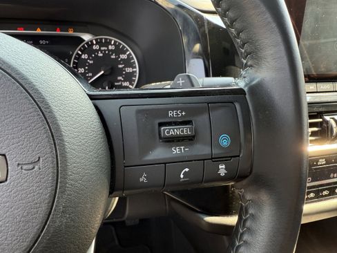 Used 2022 Nissan Pathfinder SV image 34