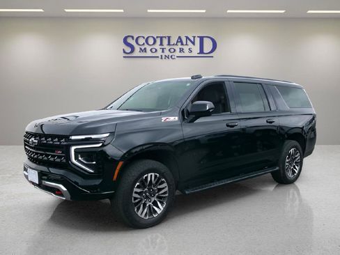 Used 2025 Chevrolet Suburban Z71 AWD/4WD image 2