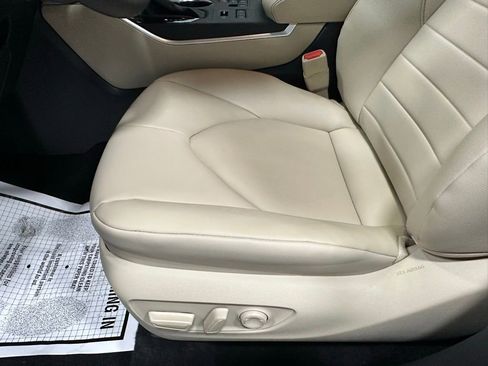 Used 2025 Toyota Highlander XLE image 13