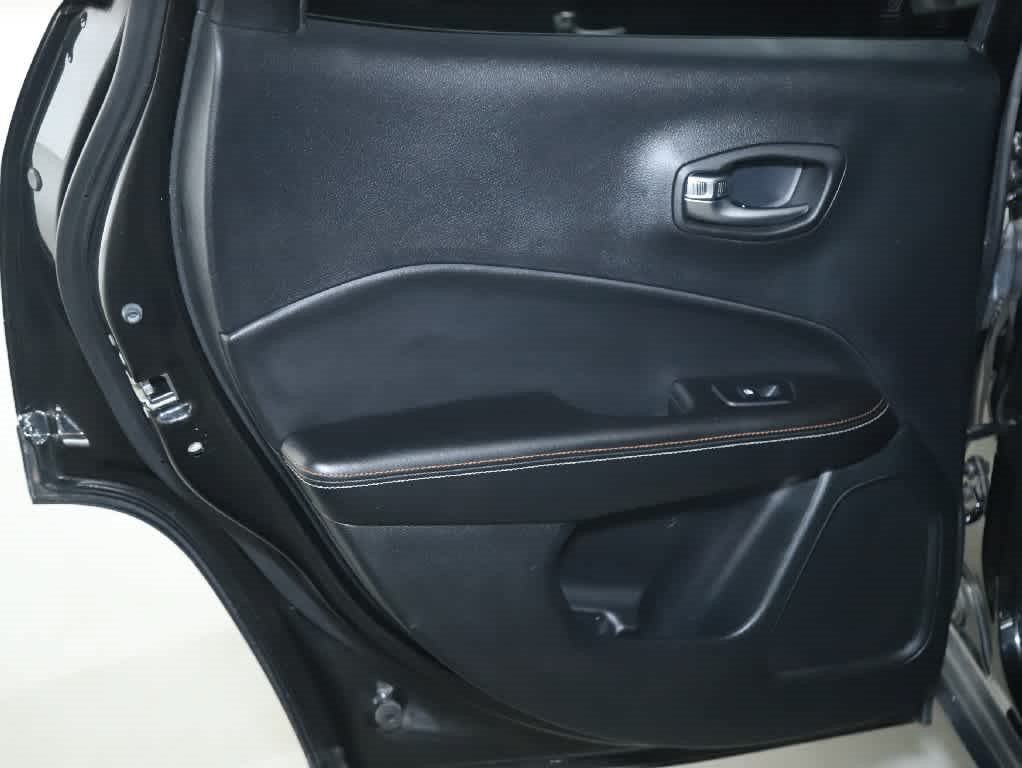 Used 2018 Jeep Compass Latitude FWD image 11