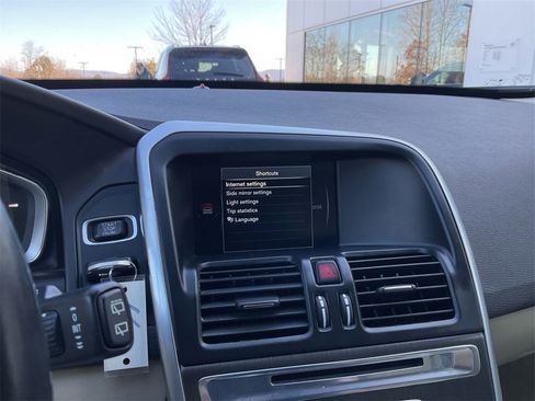 Used 2016 Volvo XC60 T5 Premier w/ Proximity Package image 19