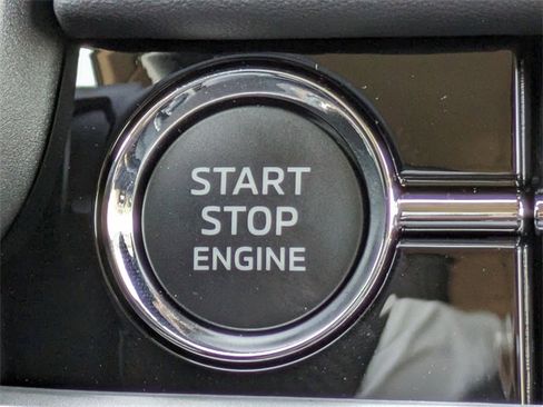 New 2025 Mitsubishi Outlander SE image 32