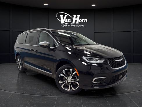Used 2025 Chrysler Pacifica Pinnacle w/ Trailer Tow Group AWD/4WD image 1