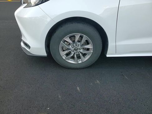 Used 2022 Toyota Sienna LE image 7