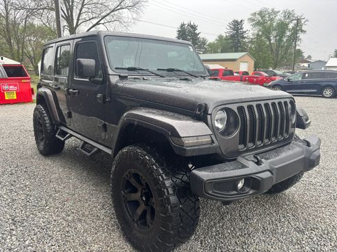 Used 2019 Jeep Wrangler Unlimited Sahara AWD/4WD image 9
