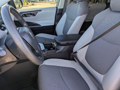 Used 2021 Toyota RAV4 XLE image 26