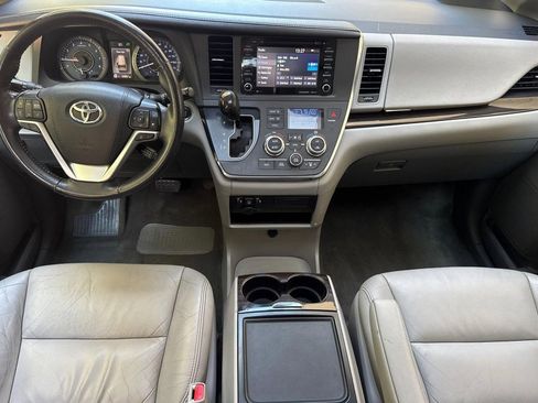 Used 2018 Toyota Sienna XLE image 16