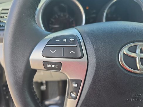 Used 2012 Toyota Highlander SE w/ Tow Pkg FWD image 16