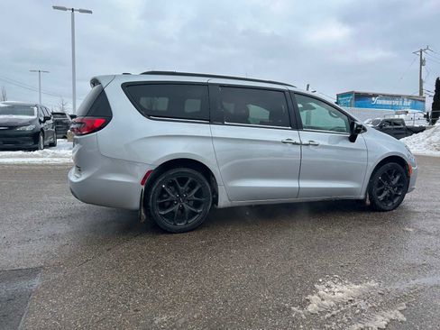 Used 2023 Chrysler Pacifica Limited w/ Uconnect Theater Family Group image 17