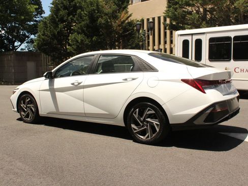 Used 2025 Hyundai Elantra SEL FWD image 9
