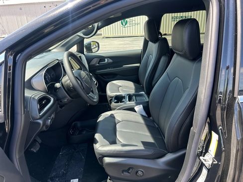 New 2027 Chrysler Pacifica Select FWD image 13