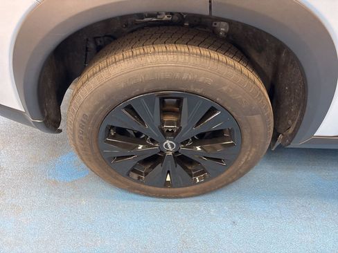 Used 2023 Nissan Rogue SV AWD/4WD image 5