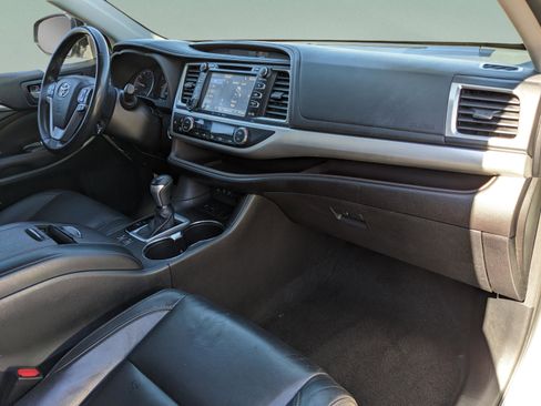 Used 2018 Toyota Highlander XLE image 10