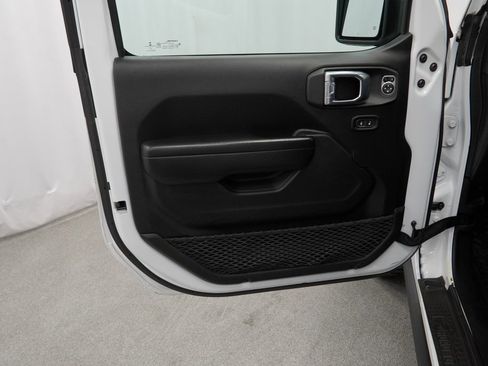 Certified 2021 Jeep Gladiator Rubicon w/ Cold Weather Group image 40