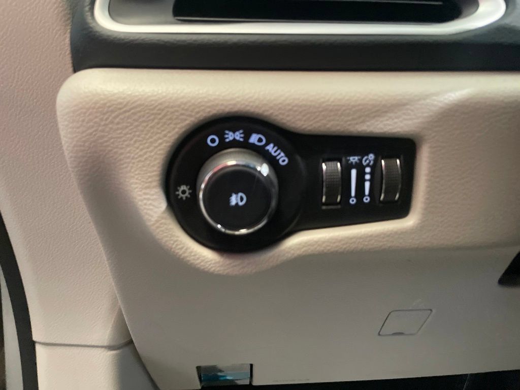 Used 2024 Chrysler Pacifica Touring-L FWD image 18