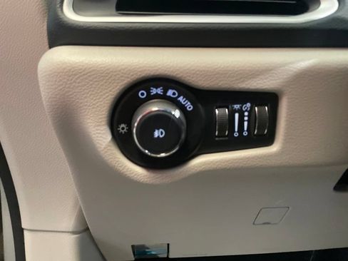 Used 2024 Chrysler Pacifica Touring-L FWD image 18