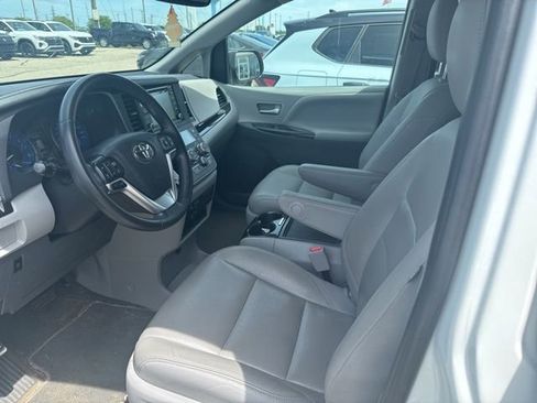 Used 2020 Toyota Sienna XLE w/ XLE Navigation Package AWD/4WD image 8