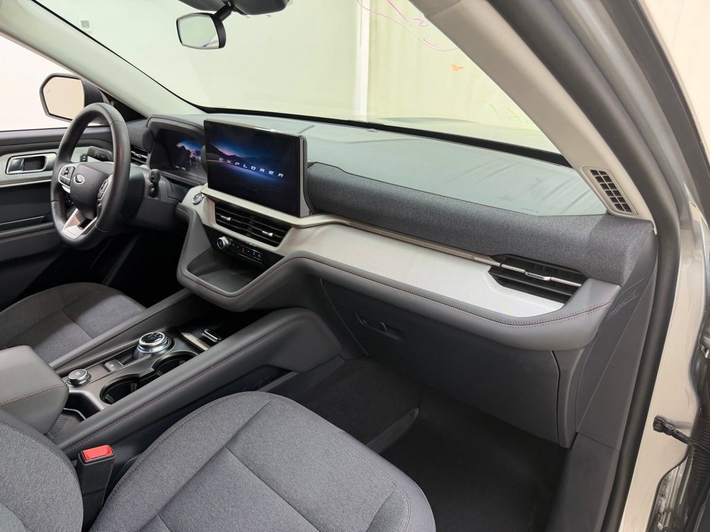 Used 2025 Ford Explorer Active AWD/4WD image 13