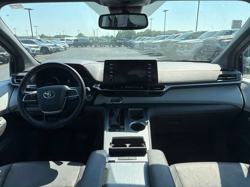 Used 2024 Toyota Sienna XSE FWD image 14