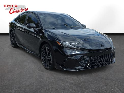 Used 2025 Toyota Camry XSE FWD image 3