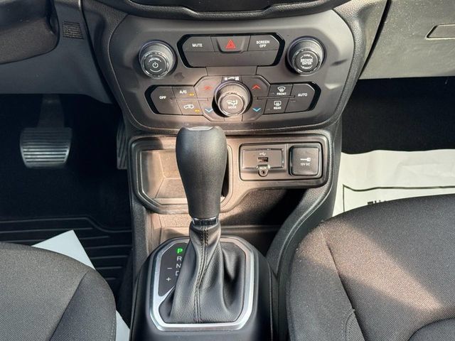 Used 2019 Jeep Renegade Latitude FWD image 14