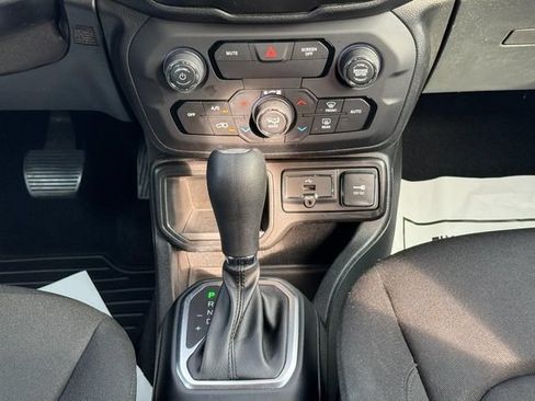 Used 2019 Jeep Renegade Latitude FWD image 14