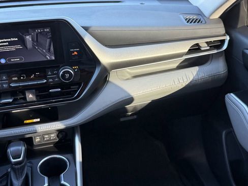 Used 2023 Toyota Highlander XLE FWD image 15