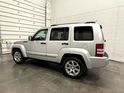Used 2010 Jeep Liberty Limited w/ Tire & Wheel Group image 4