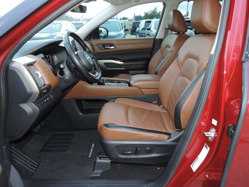 Used 2023 Nissan Pathfinder Platinum w/ Black Appearance Package FWD image 21