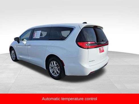 Used 2023 Chrysler Pacifica Touring-L image 5
