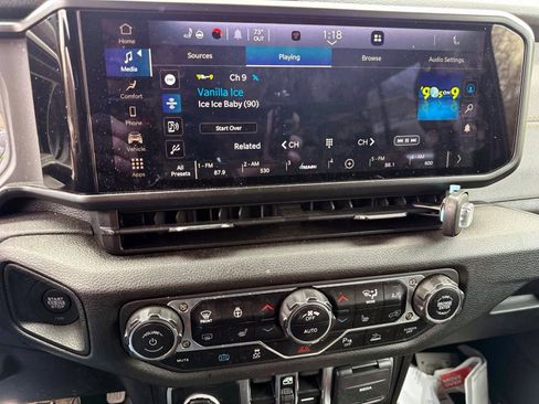 Used 2024 Jeep Wrangler Unlimited AWD/4WD image 13