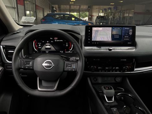 Used 2026 Nissan Rogue SL AWD/4WD image 14