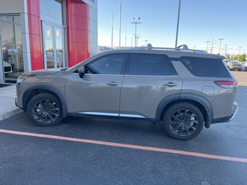 Used 2024 Nissan Pathfinder Platinum AWD/4WD image 12